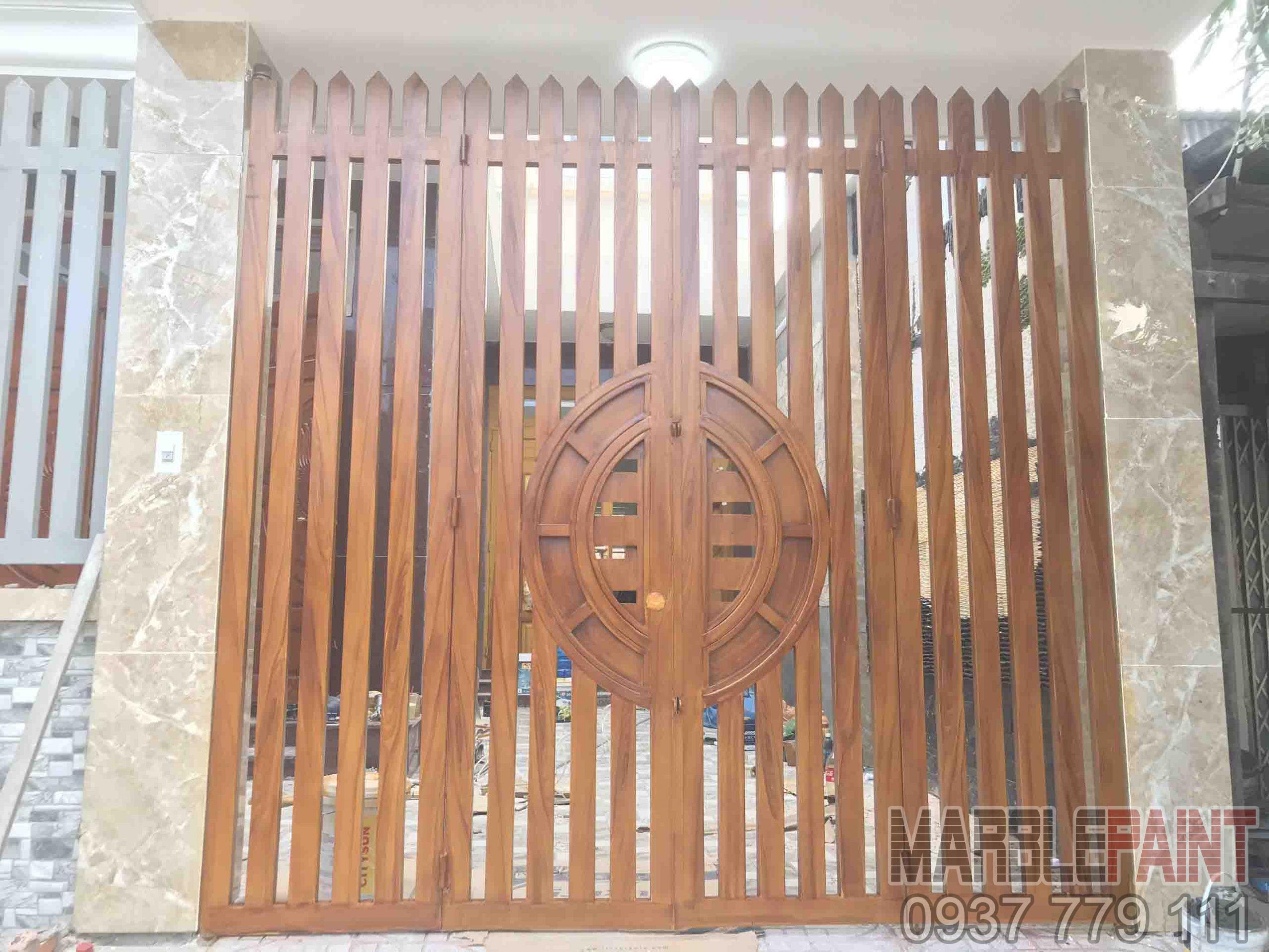 Với mẫu cửa sắt màu sơn giả gỗ, bạn sẽ có được sản phẩm vừa chắc chắn vừa đẹp mắt. Hãy để chúng tôi giúp bạn tạo ra những mẫu cửa sắt độc đáo và đầy sự lôi cuốn.